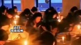 学校停电，学生们纷纷点起蜡烛，在教室里安静学习