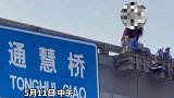 石家庄女子坐桥边险象环生，救援人员迅速出动。具体原因不详。危险