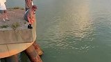 老外作死跳河中生锈桥梁，震一下铁锈一直掉，失误就没了