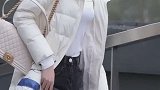 羽绒服配短裤，冬天是不是都不怕冷？