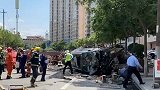 兰州半挂车连撞7车视频画面曝光：拉的挖掘机掉落砸中对面出租车