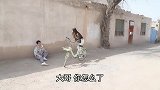 姑娘好心帮助摔倒的小伙，没想被讹诈，看农民大哥如何惩治骗子