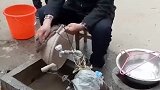 大妈调戏大衣哥，旁边观众乐呵呵