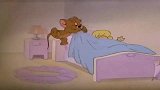 猫和老鼠：汤姆偷看杰瑞，被杰瑞发现了，这房子太小了！