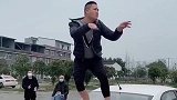 今天又考过个学员，教练高兴的在车顶跳起了斗鸡舞!