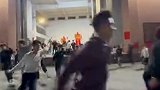 潮汕英歌舞春节巡游演路训现场，少年组小学生自信满满，气场全开。网友：这就是文化的传承！