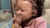 一两岁女童用光整罐遮瑕膏原地换脸