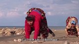 偏远山区有一个“爬行村”，全村人不会正常走路，出门依靠爬行！