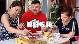 夫妻吃饭，当着婆婆面秀恩爱，婆婆忍无可忍，直接一巴掌