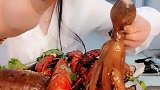 小姐姐爆啃八爪鱼，扯开一瞧满满的全是墨，哇塞！好羡慕