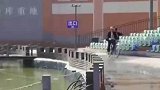 演员的演技过于逼真，网友见状议论纷纷