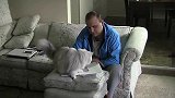 主人正在工作，猫咪竟然爬到主人身上去了，主人一脸无奈
