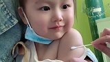 萌娃打完针给阿姨说谢谢,小朋友真勇敢,这画面太温暖了