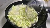 厨师长亲戚教我的干锅花菜正宗做法，这样做太好吃了，下酒又下饭