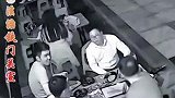 男子在夜市骑车抢劫，被众多吃夜宵路人奋起直追
