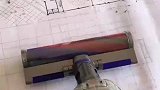 男子画完建筑图纸，直接用吸尘器打扫橡皮灰