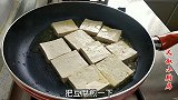 街边小吃铁板豆腐，在家用一个平底锅就能搞定，香辣味十足，解馋