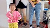 爸爸带娃招数就是多，妈妈回来彻底看蒙了！