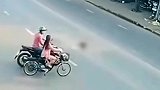 街头正义，劫匪抢劫一名妇女，结果被路人团团围住