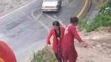 印度大老板回村，就没有见过，柏油路长什么样