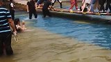 网红桥上拍下的一幕，桥上的小姐姐你还挣扎什么，这样不尴尬吗