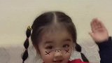 小女孩扎着小辫子的样子，也太可爱了吧