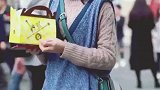 街头偶遇漂亮小姐姐，侧颜看着气质十足，笑起来的样子很治愈