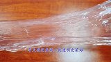 用厨房中的砂糖和沐浴露混合就可以做成史莱姆，还是透明的果冻泥