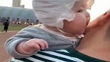 当爸爸抱着宝宝的时候，宝宝居然这个反应，网友萌化了