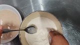 农村阿妈找邻居学做肉包，包子形状不能直视，邻居在一旁很尴尬