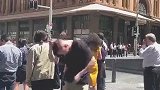 外国小伙整蛊路人，把路人搞得一脸懵，看来是经常恶搞路人了！