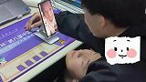 男生和女朋友视频引全室友围观，室友除了他大家都没有女朋友