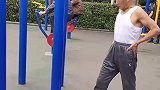 大爷公园上演铁头功