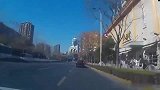 行车记录仪路怒症！沃尔沃司机一脸懵，刚买的新车就这样被撞了！