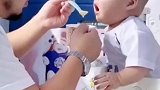 爸爸第一次喂辅食宝宝这是啥反应