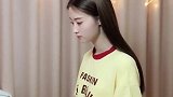 姑娘钢琴弹奏《爱情转移》，太好听了，姑娘好有气质！