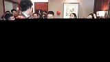 搞笑视频新郎遇到这么一个狠人也是没法了，只能照做了