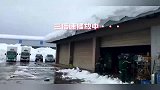 男子清理屋顶积雪时, 突然引发了, 雪崩