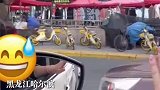 女司机想并线进入右转车道
