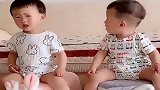 妈妈关掉电视后，两个宝宝的反应亮了，看完别笑！