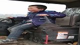 多少孩子童年的梦想，这孩子终于实现了！