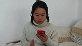 养母进城找女儿借钱被拒，只给件破大衣，回家后感动哭了