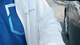 司机大叔捡到女孩手机归还，女孩妈妈手拿香烟表示感谢