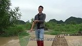 发洪水鱼群抢水过桥，鱼一露头小莫马上用抄网捞起来，动作要快