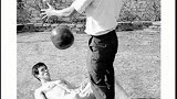 1968年，美国；27岁的李小龙在寓所做高强度的锻炼老照片