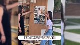 董洁阿那亚巡店被偶遇，当老板后仍亲力亲为，与路人合影有亲和力