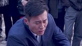 小伙找到了被众人围观的小两口，急得不行，竟得知他们想不开跳河