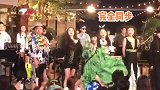 徐峥周震南和姐姐们一起跳舞，静姐坐在一旁观看表演，笑得超开心