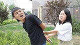 美女被打劫智斗劫匪，成功逃脱，为何却又把自己送至劫匪手里？