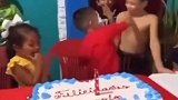 你这小子下手咋不分青红皂白呢